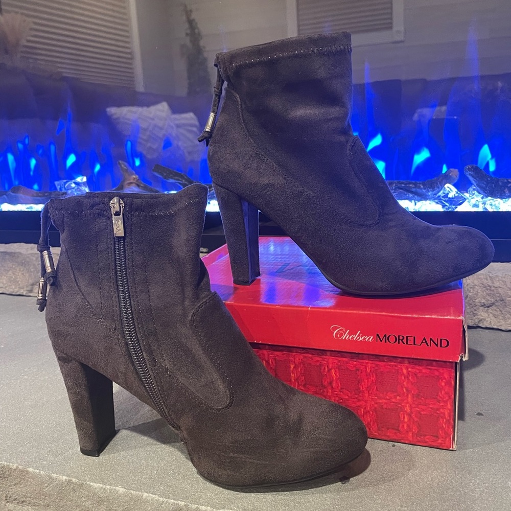 Micro suede boots, zip up sides, draw string on the back.